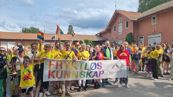 Ein gruppebilete av folk som deltar i UiOs og OsloMets markering av Oslo Pride